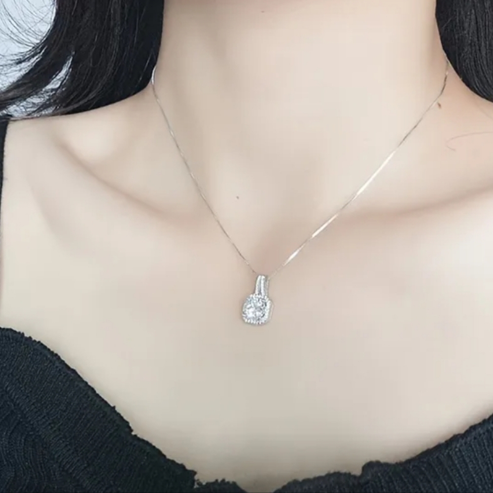 Elegant Silver Tone Pendant Necklace – Sparkling Style for Any Occasion (New)